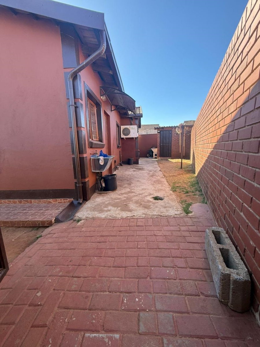 4 Bedroom Property for Sale in Commercia Gauteng