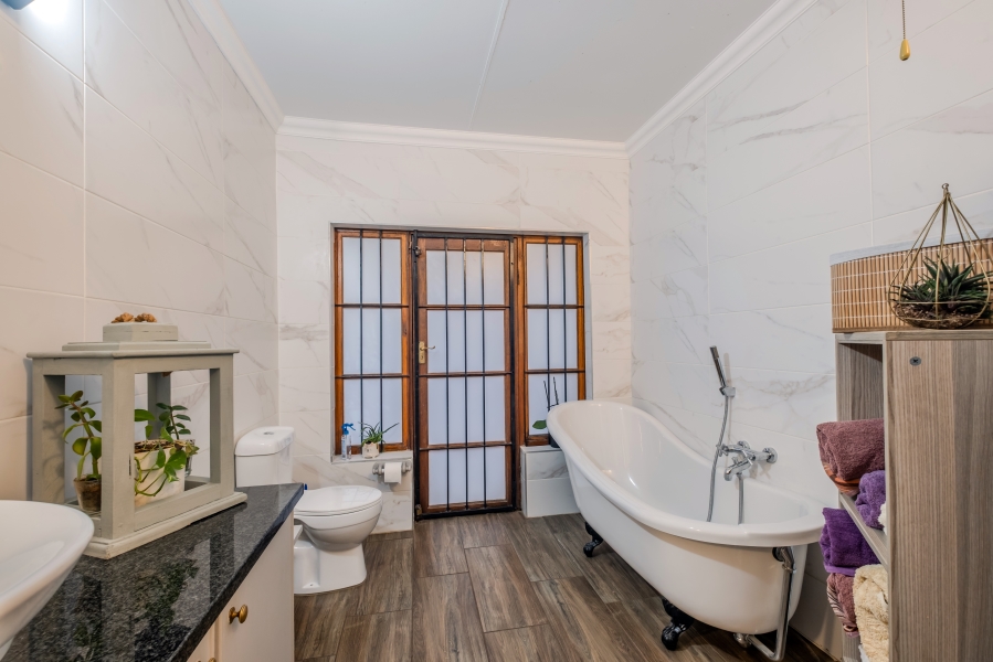 5 Bedroom Property for Sale in Moreleta Park Gauteng