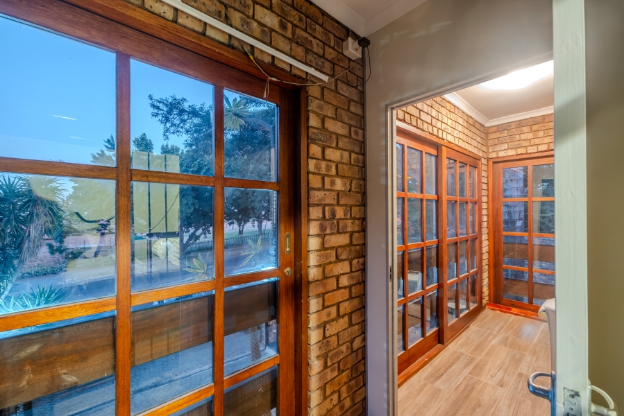 5 Bedroom Property for Sale in Moreleta Park Gauteng