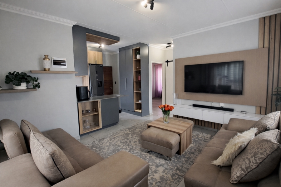 To Let 2 Bedroom Property for Rent in Fleurhof Gauteng