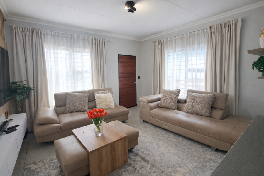 To Let 2 Bedroom Property for Rent in Fleurhof Gauteng