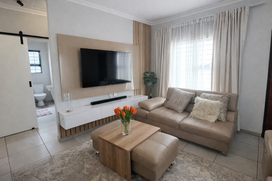 To Let 2 Bedroom Property for Rent in Fleurhof Gauteng