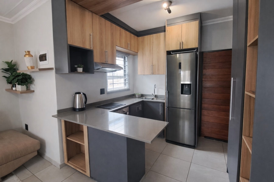 To Let 2 Bedroom Property for Rent in Fleurhof Gauteng