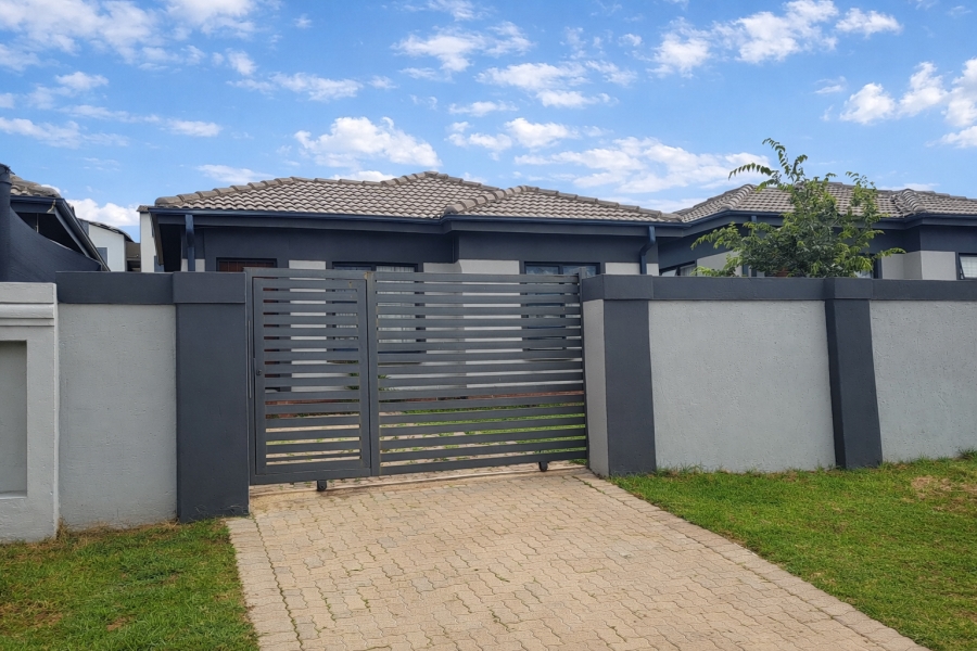 To Let 2 Bedroom Property for Rent in Fleurhof Gauteng