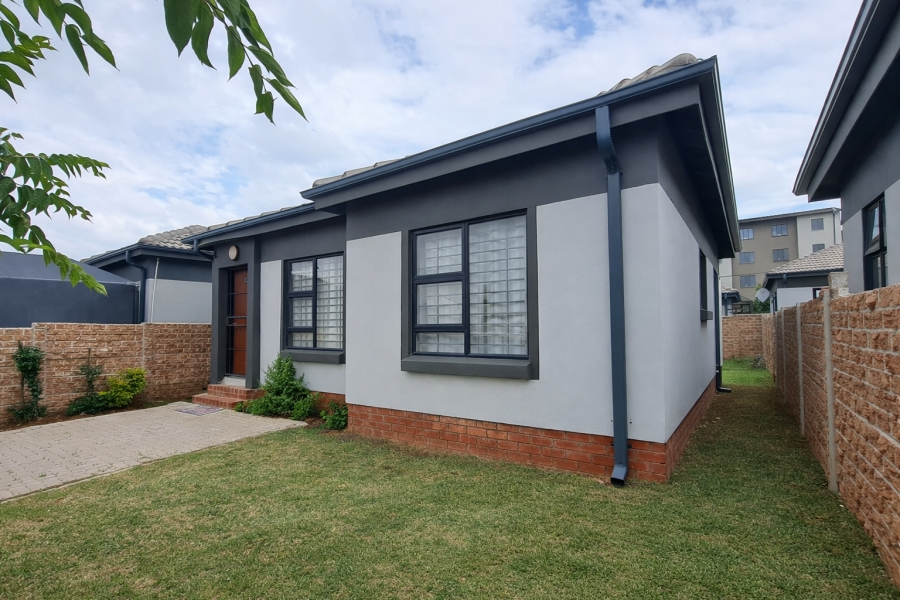 To Let 2 Bedroom Property for Rent in Fleurhof Gauteng