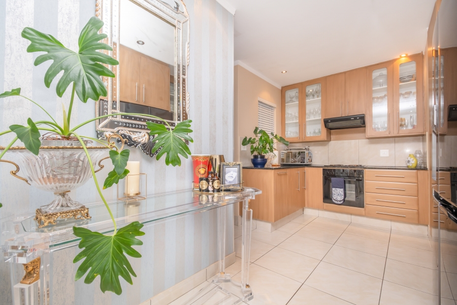 2 Bedroom Property for Sale in Sandhurst Gauteng