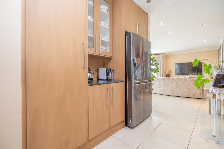 2 Bedroom Property for Sale in Sandhurst Gauteng