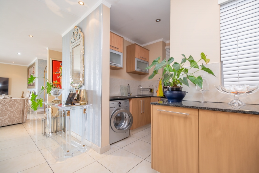 2 Bedroom Property for Sale in Sandhurst Gauteng