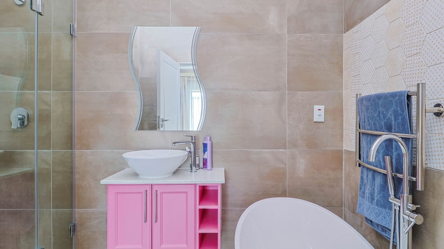 5 Bedroom Property for Sale in Midstream Hill Gauteng