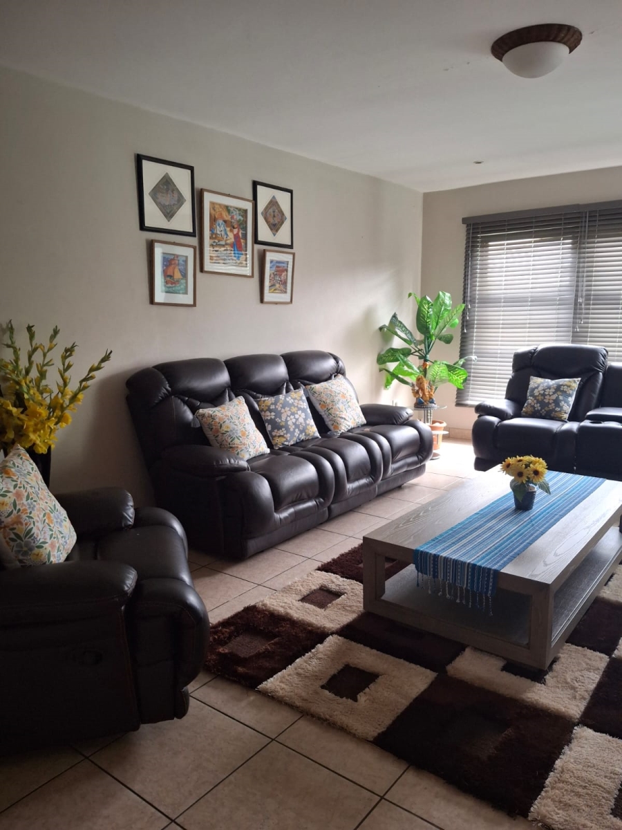 To Let 4 Bedroom Property for Rent in Greenstone Hill Gauteng