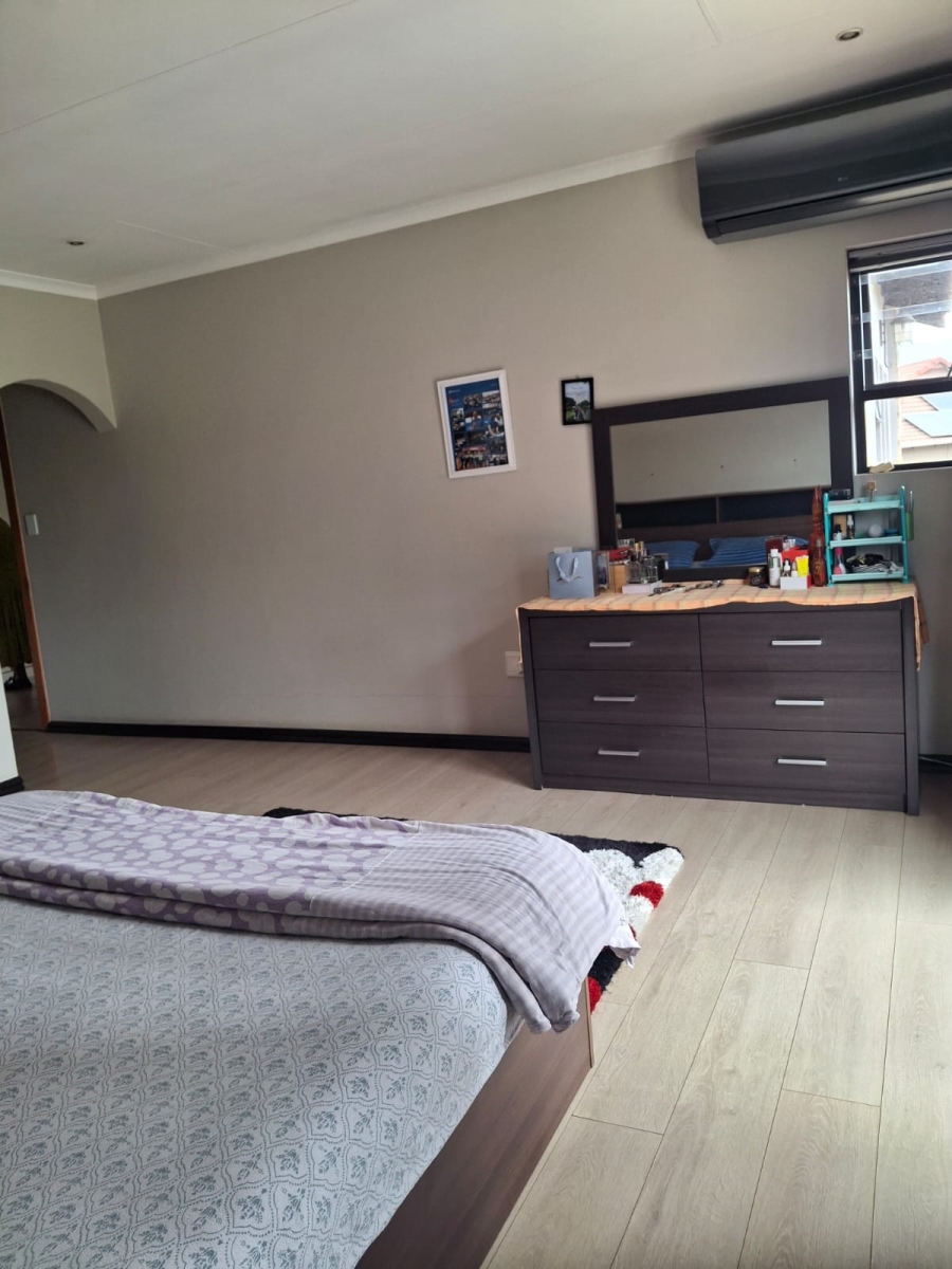 To Let 4 Bedroom Property for Rent in Greenstone Hill Gauteng