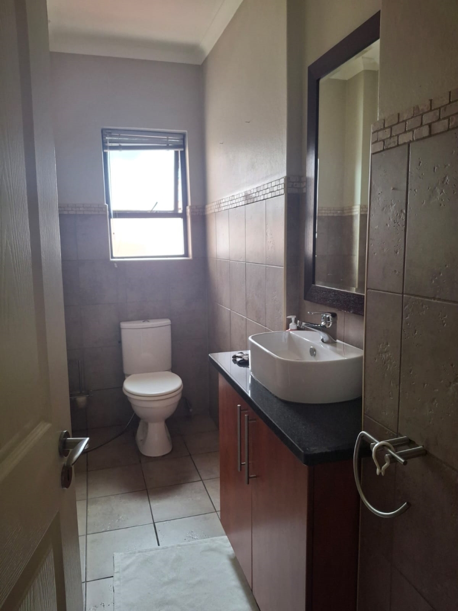 To Let 4 Bedroom Property for Rent in Greenstone Hill Gauteng