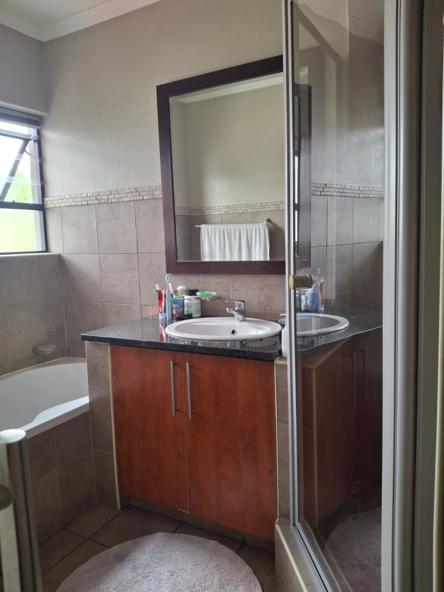 To Let 4 Bedroom Property for Rent in Greenstone Hill Gauteng