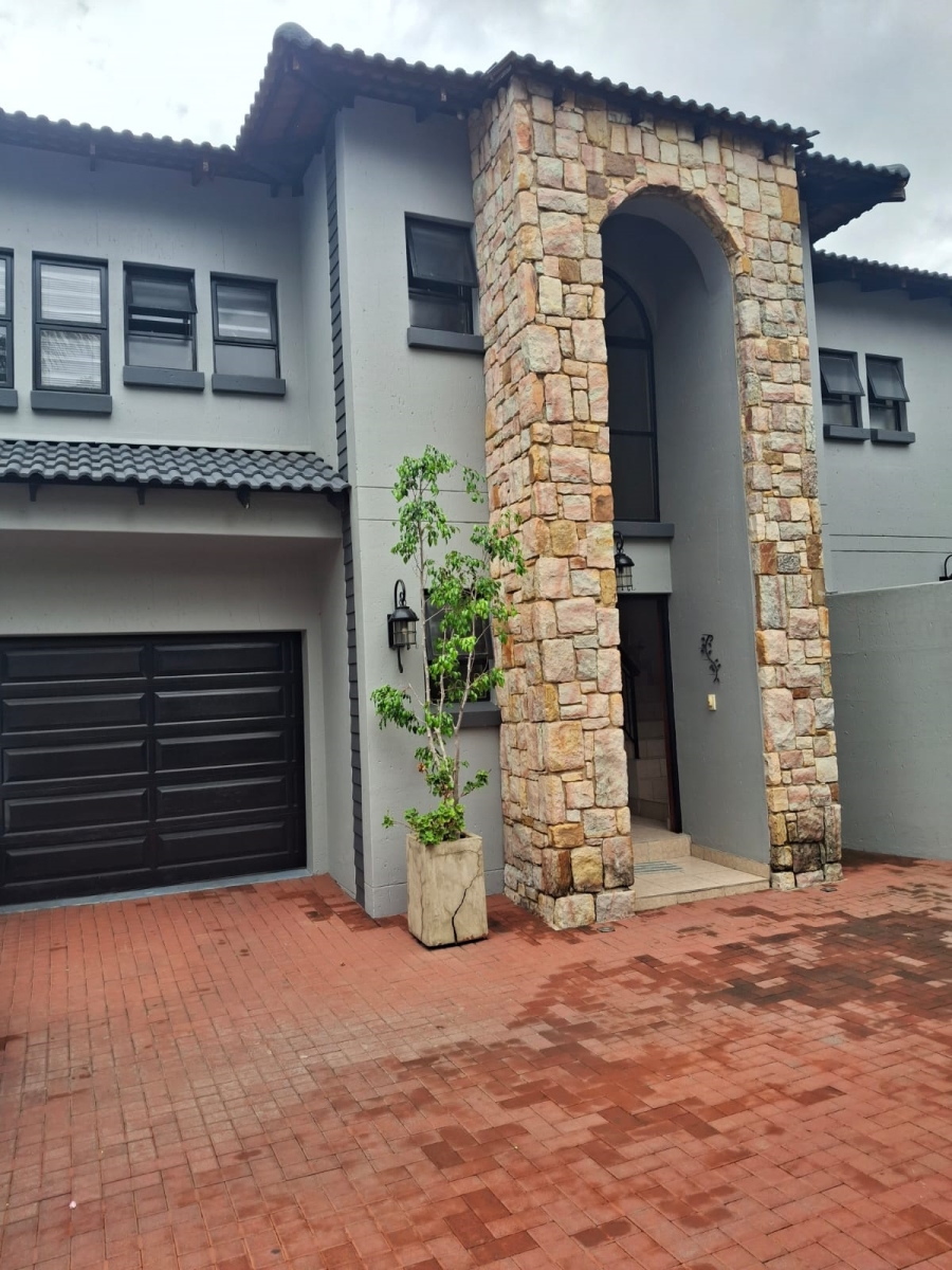 To Let 4 Bedroom Property for Rent in Greenstone Hill Gauteng