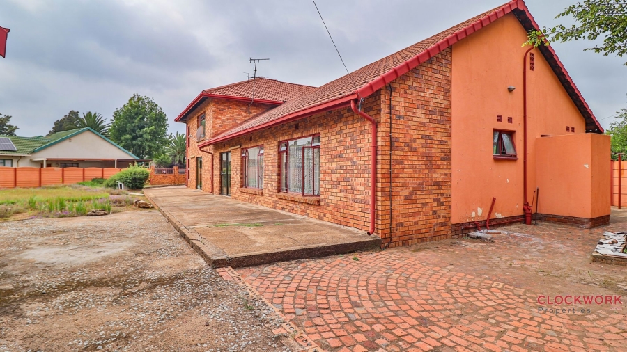 5 Bedroom Property for Sale in Mackenzie Park Gauteng