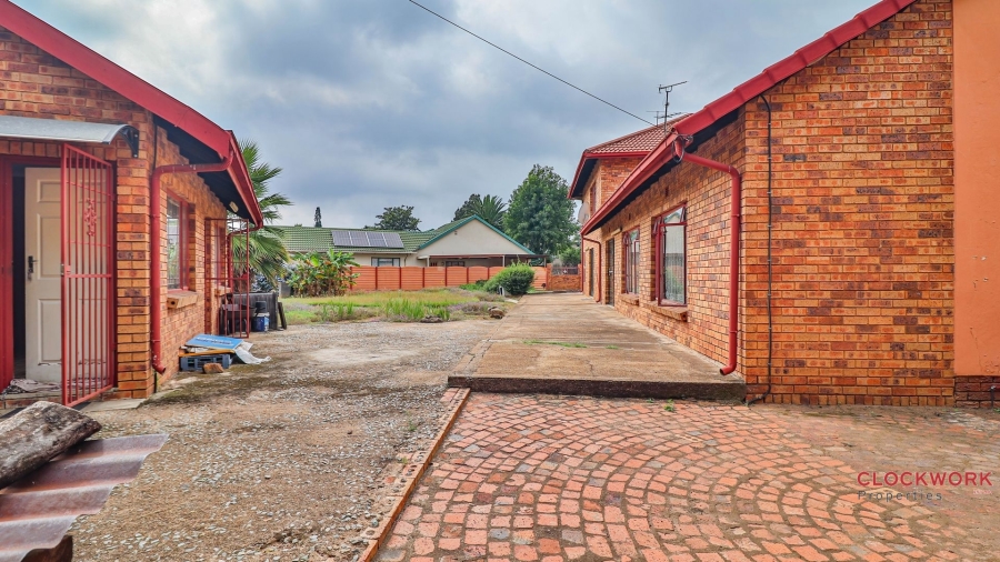 5 Bedroom Property for Sale in Mackenzie Park Gauteng