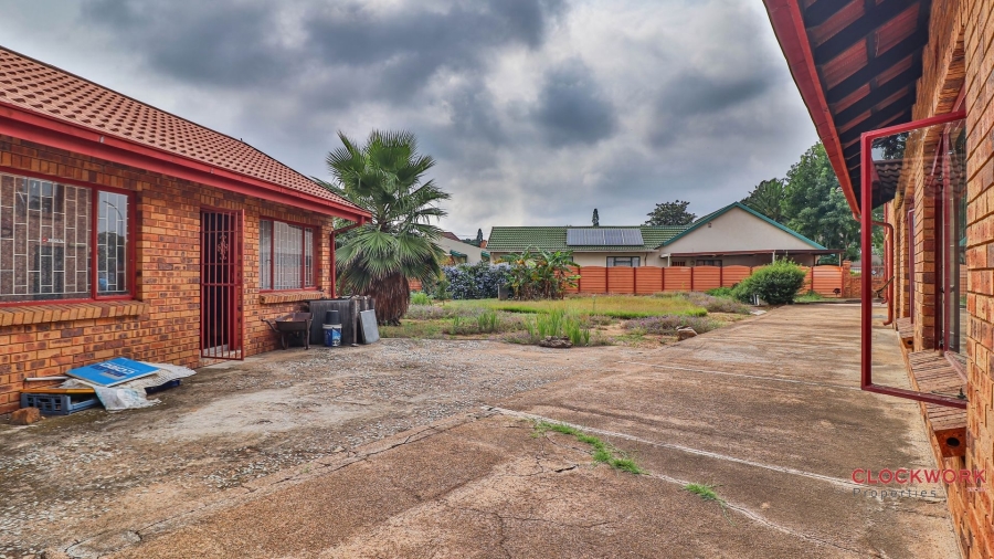 5 Bedroom Property for Sale in Mackenzie Park Gauteng