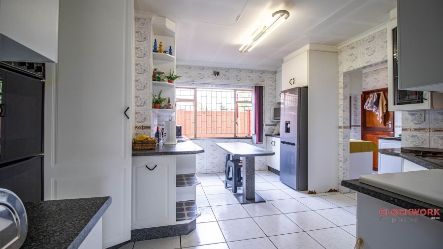5 Bedroom Property for Sale in Mackenzie Park Gauteng