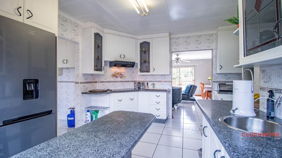 5 Bedroom Property for Sale in Mackenzie Park Gauteng