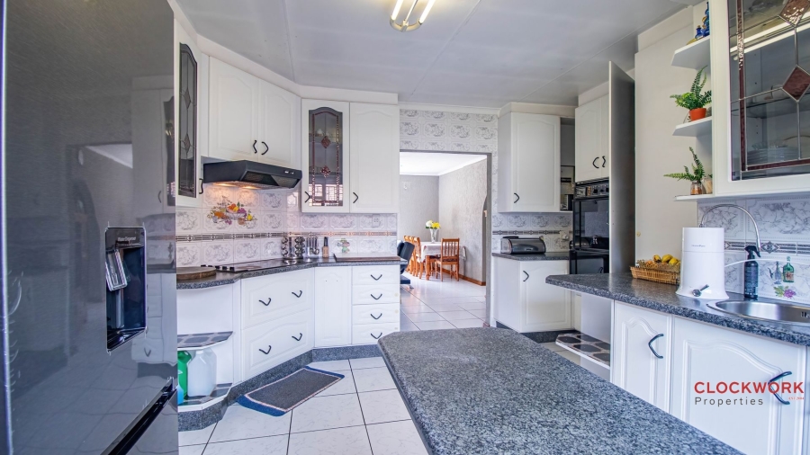 5 Bedroom Property for Sale in Mackenzie Park Gauteng