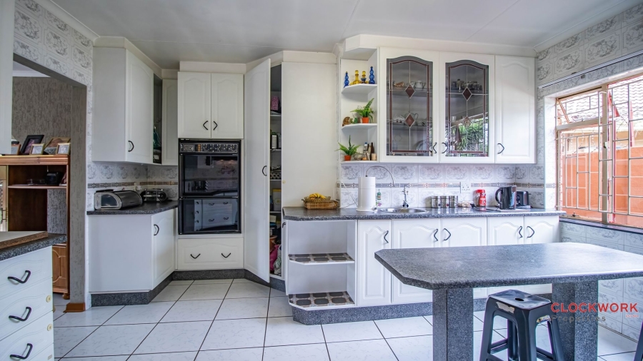 5 Bedroom Property for Sale in Mackenzie Park Gauteng