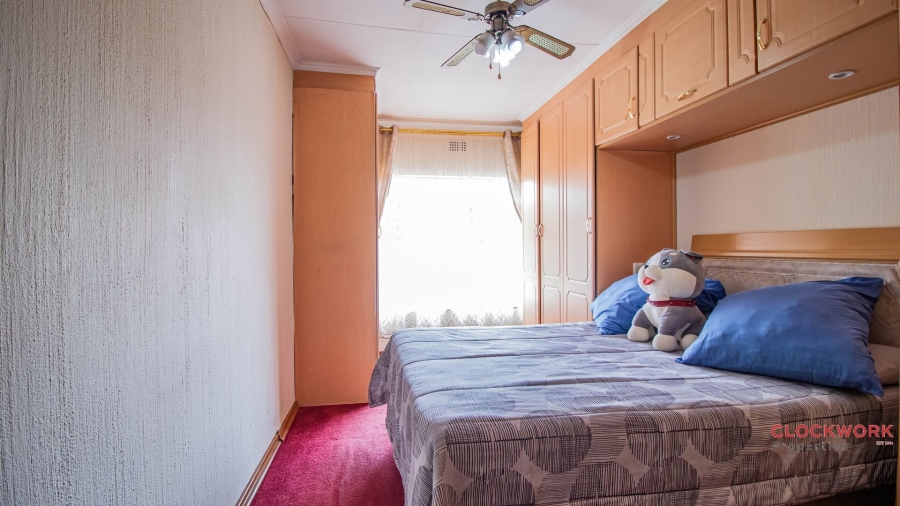 5 Bedroom Property for Sale in Mackenzie Park Gauteng