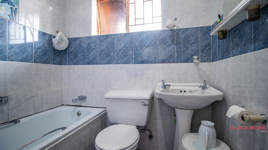 5 Bedroom Property for Sale in Mackenzie Park Gauteng