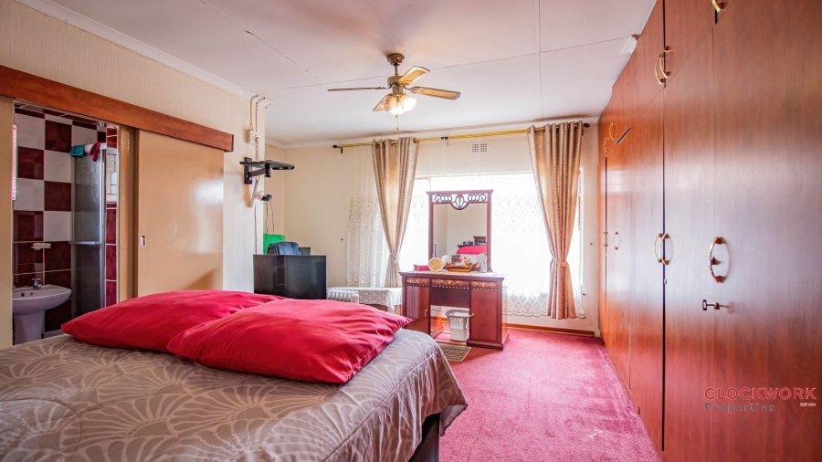 5 Bedroom Property for Sale in Mackenzie Park Gauteng