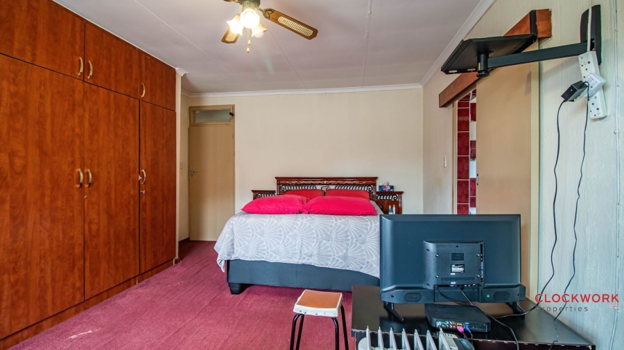 5 Bedroom Property for Sale in Mackenzie Park Gauteng