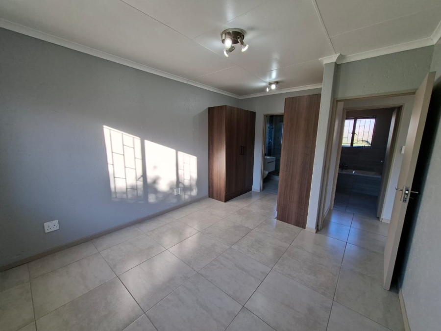 To Let 2 Bedroom Property for Rent in Greenstone Hill Gauteng