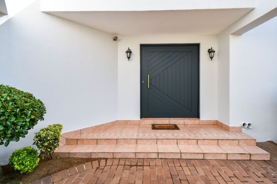 6 Bedroom Property for Sale in The Glades Gauteng