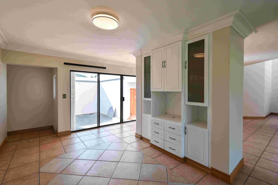 6 Bedroom Property for Sale in The Glades Gauteng