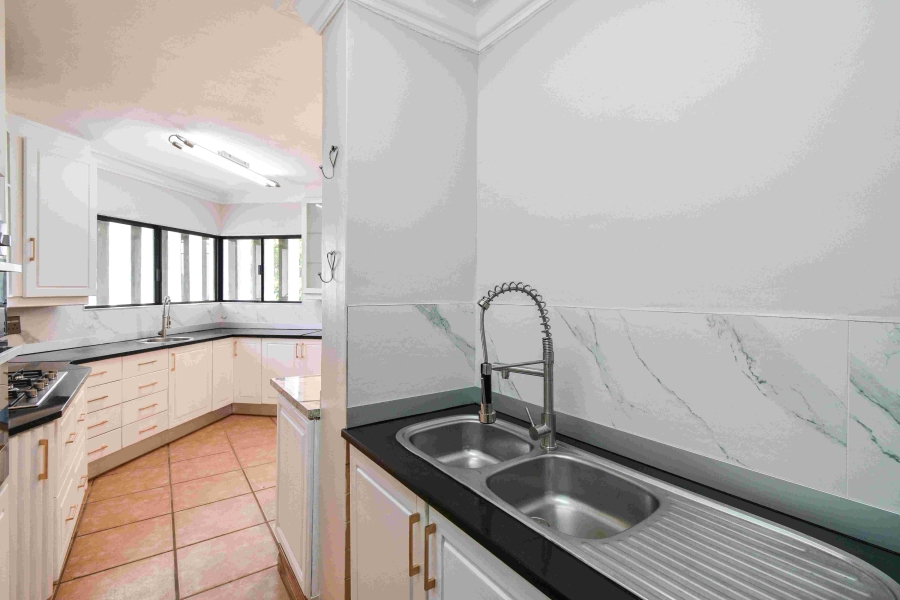 6 Bedroom Property for Sale in The Glades Gauteng