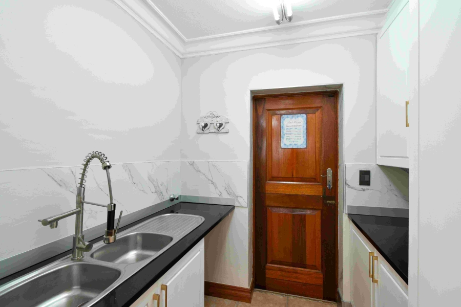 6 Bedroom Property for Sale in The Glades Gauteng