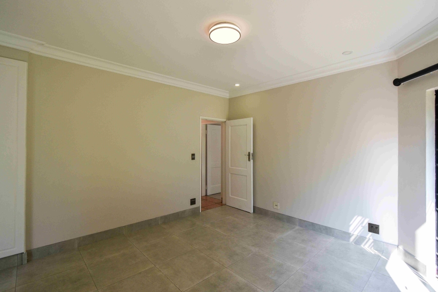 6 Bedroom Property for Sale in The Glades Gauteng