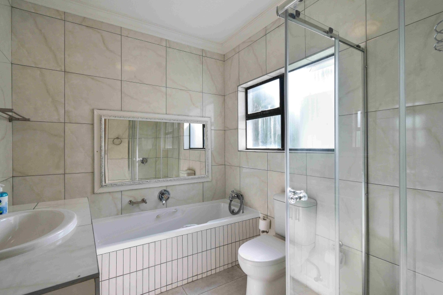 6 Bedroom Property for Sale in The Glades Gauteng