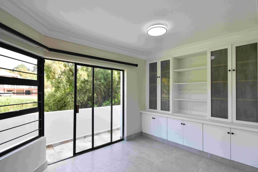 6 Bedroom Property for Sale in The Glades Gauteng