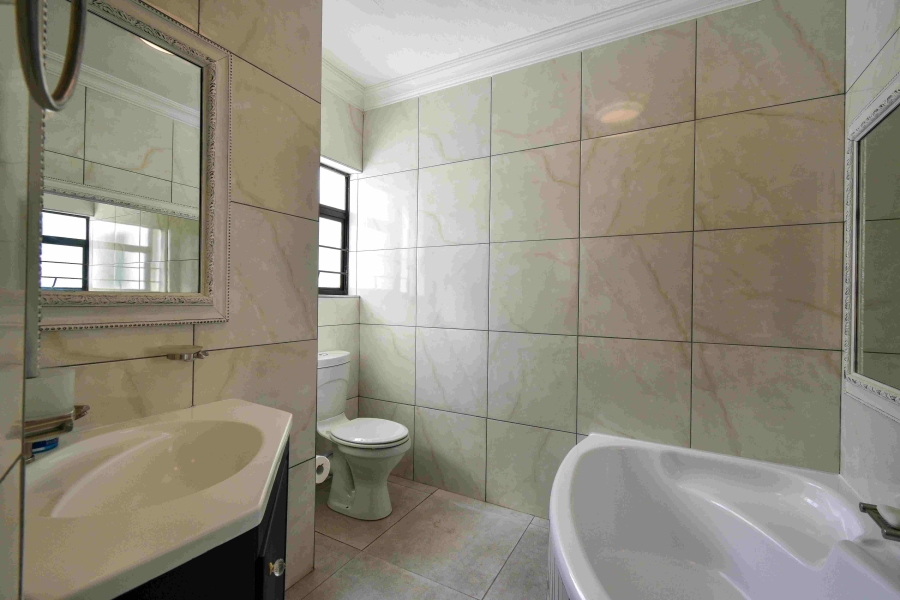 6 Bedroom Property for Sale in The Glades Gauteng