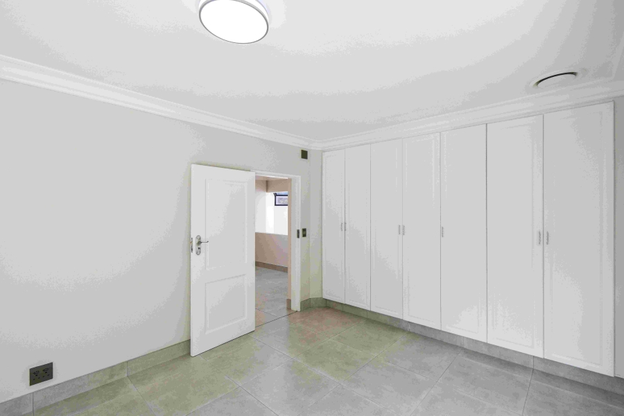 6 Bedroom Property for Sale in The Glades Gauteng