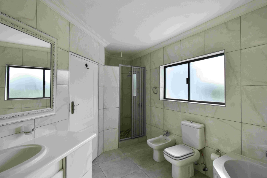 6 Bedroom Property for Sale in The Glades Gauteng