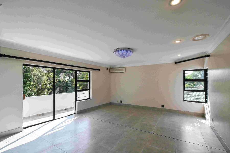 6 Bedroom Property for Sale in The Glades Gauteng