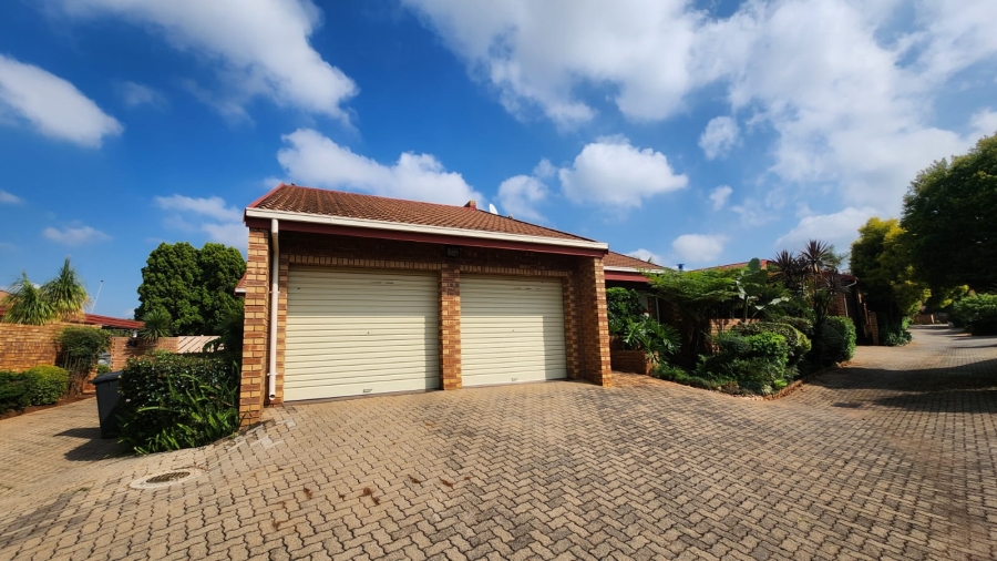 4 Bedroom Property for Sale in Eldoraigne Gauteng