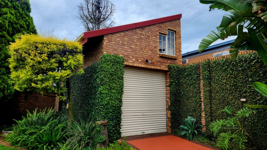 4 Bedroom Property for Sale in Eldoraigne Gauteng