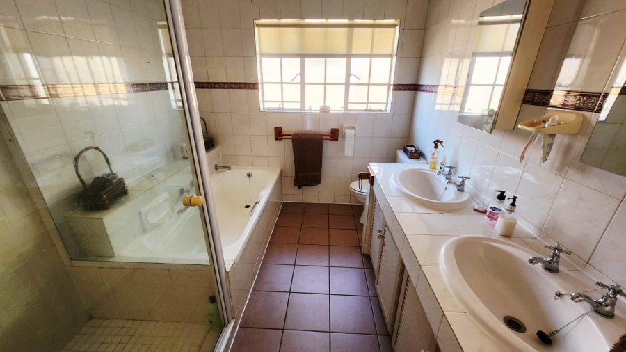 4 Bedroom Property for Sale in Eldoraigne Gauteng