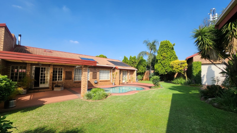 4 Bedroom Property for Sale in Eldoraigne Gauteng