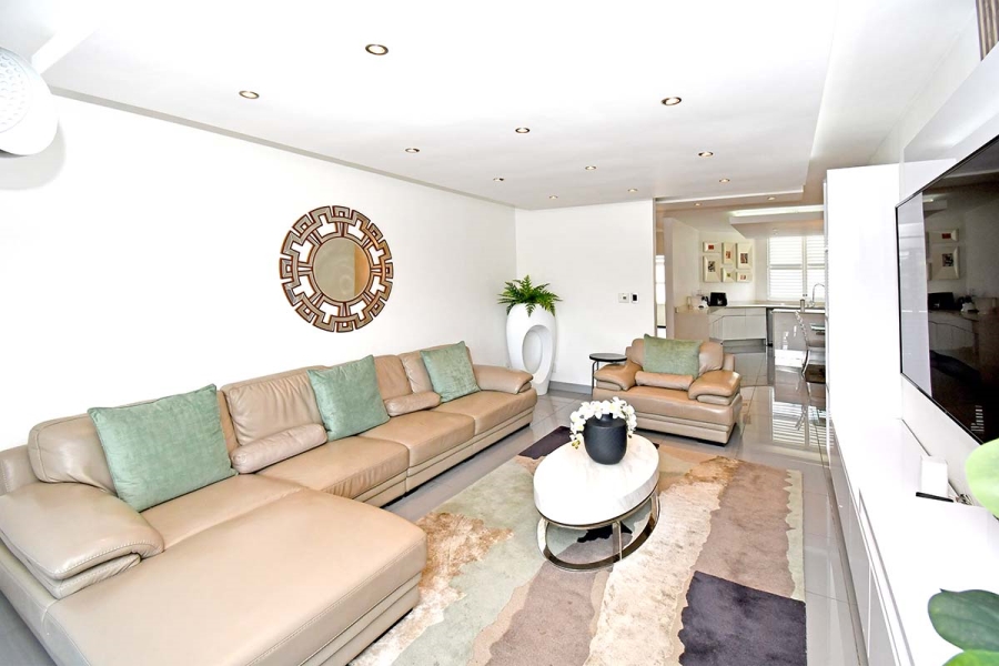 To Let 3 Bedroom Property for Rent in Sandhurst Gauteng