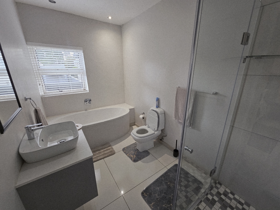 To Let 4 Bedroom Property for Rent in Sandhurst Gauteng