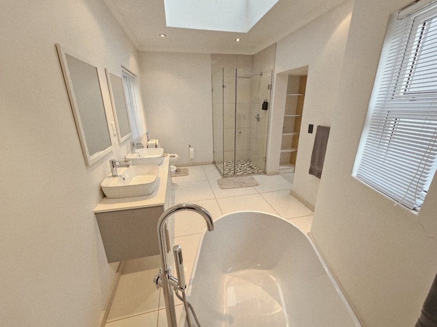 To Let 4 Bedroom Property for Rent in Sandhurst Gauteng