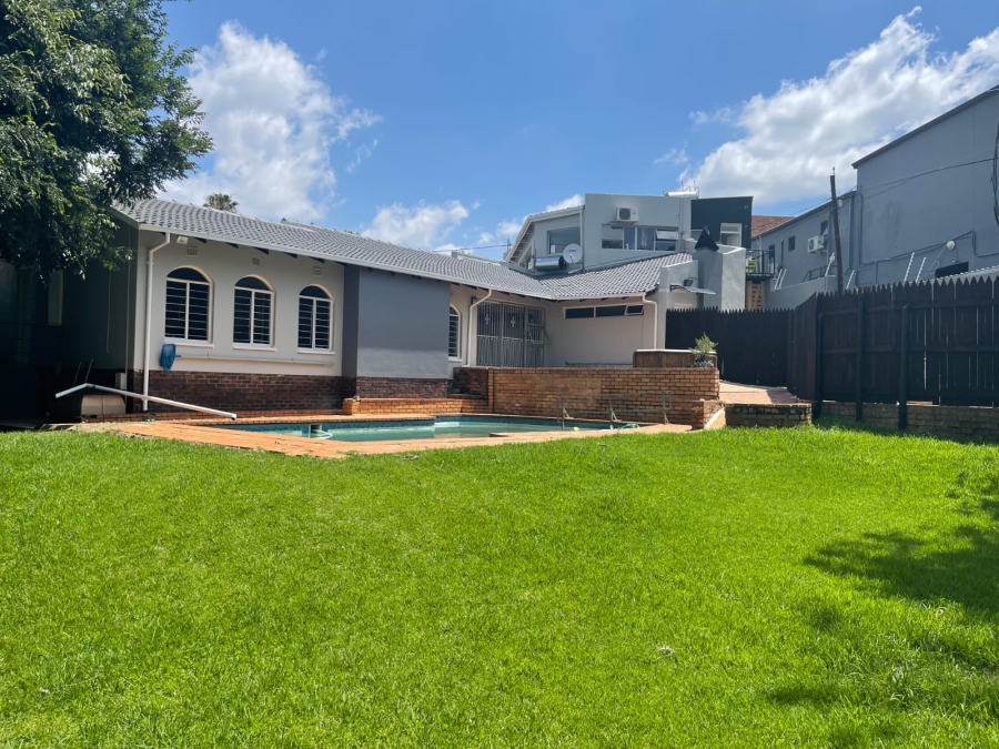 9 Bedroom Property for Sale in Linden Gauteng
