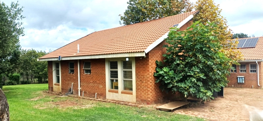 5 Bedroom Property for Sale in Bashewa A H Gauteng